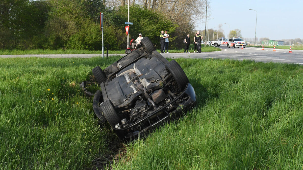 Auto op z’n kop Katwijkseweg N441