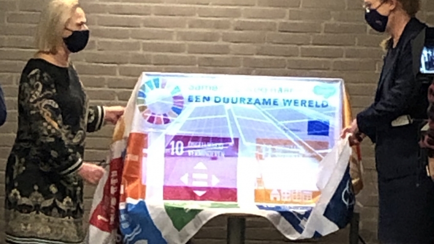 Wethouders stellen zonnedak Sterrenbad in gebruik
