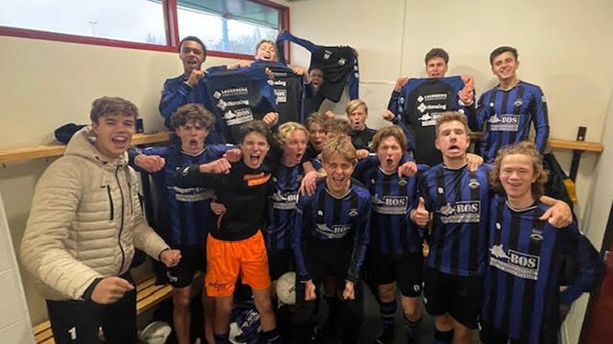 Blauw-Zwart JO18-1 swingt naar de top