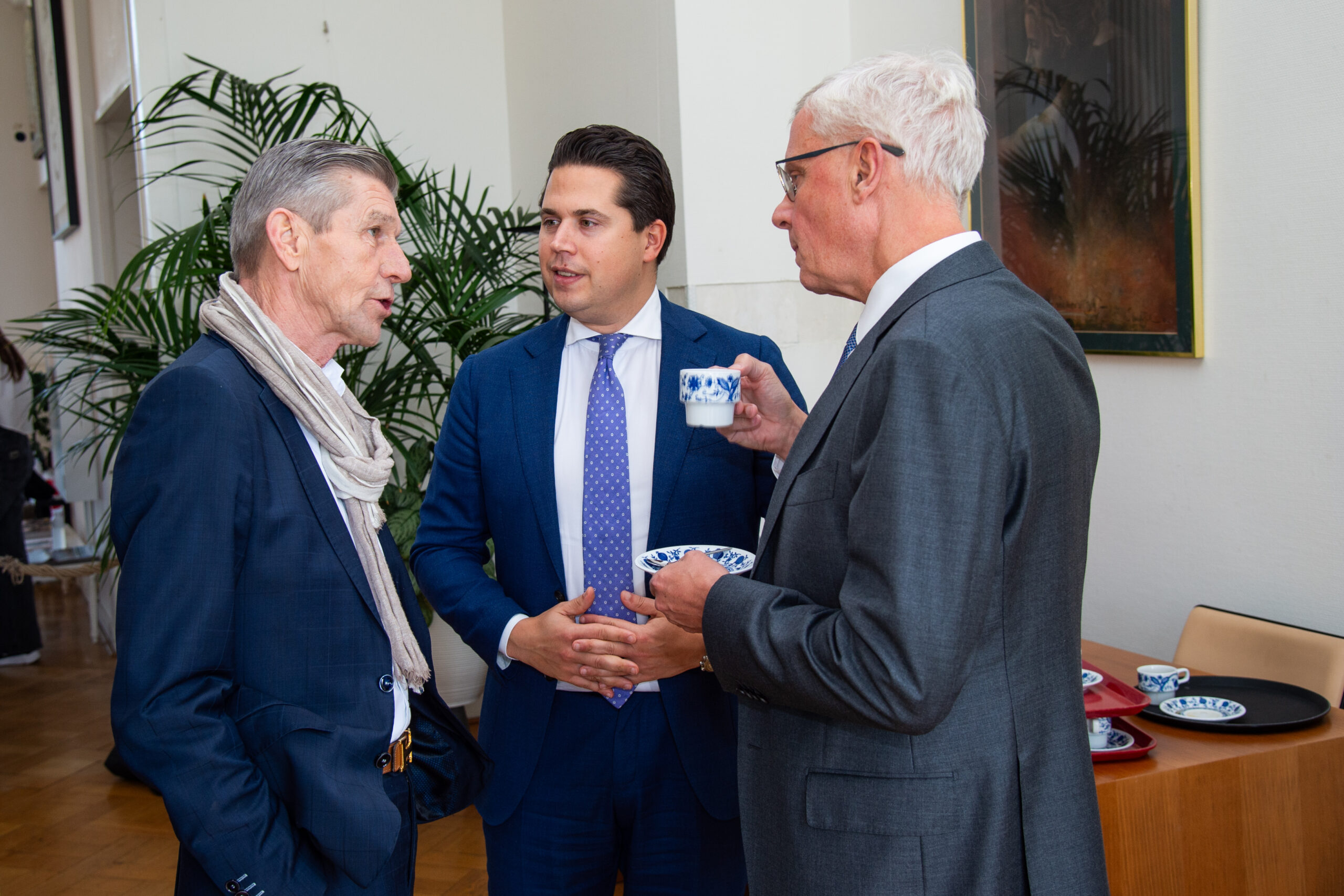 Staatssecretaris Van Rij en wethouders Haaglanden op bezoek bij Raadhuis De Paauw