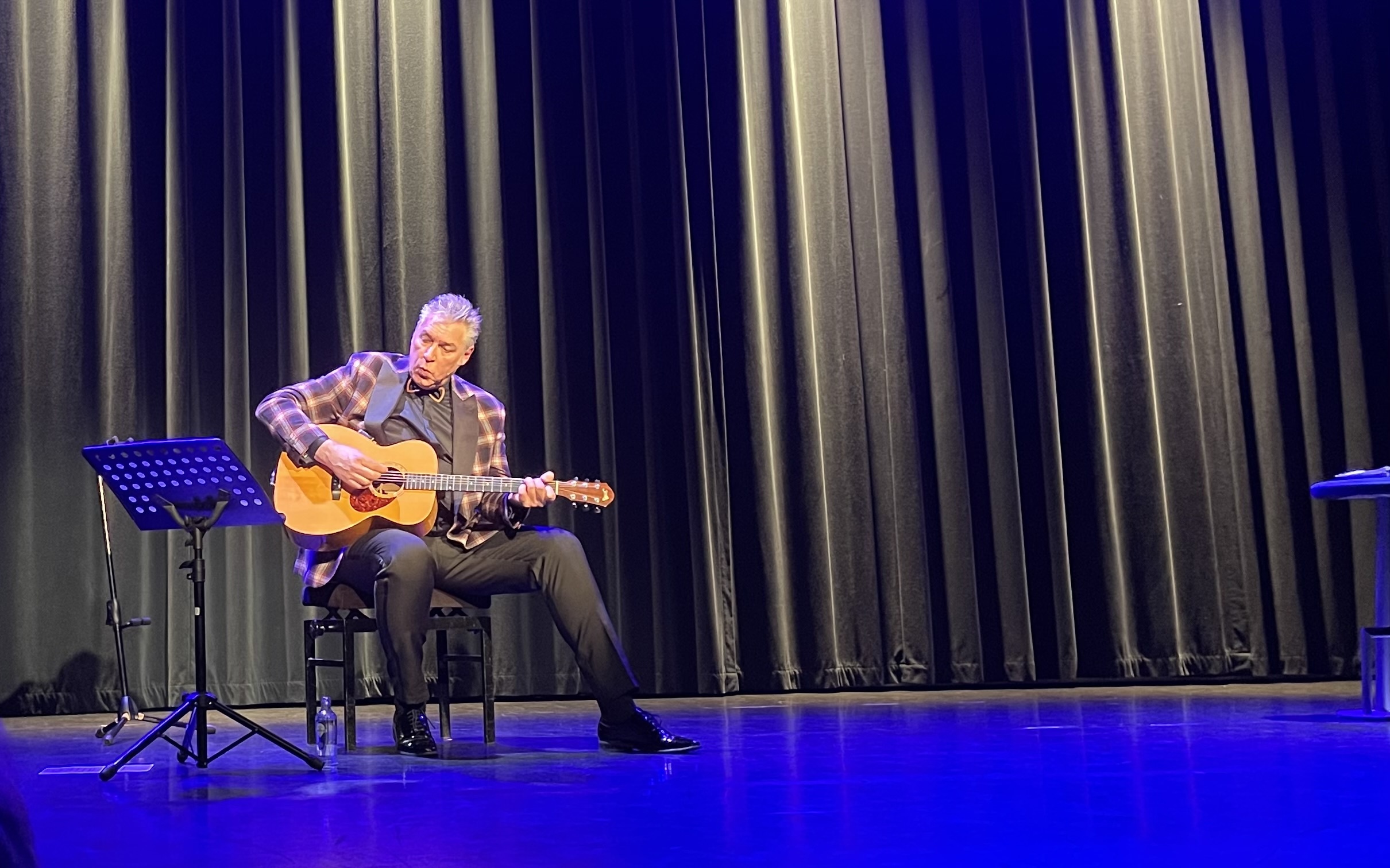 Cabaretier en columnist Sjaak Bral houdt Wassenaarse ondernemers spiegel voor