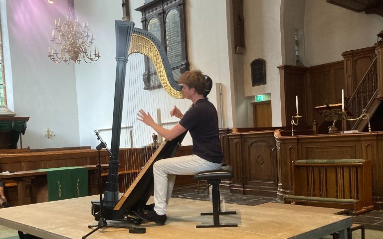 SNAREN ZONGEN IN DE WASSENAARSE DORPSKERK op 20 juli