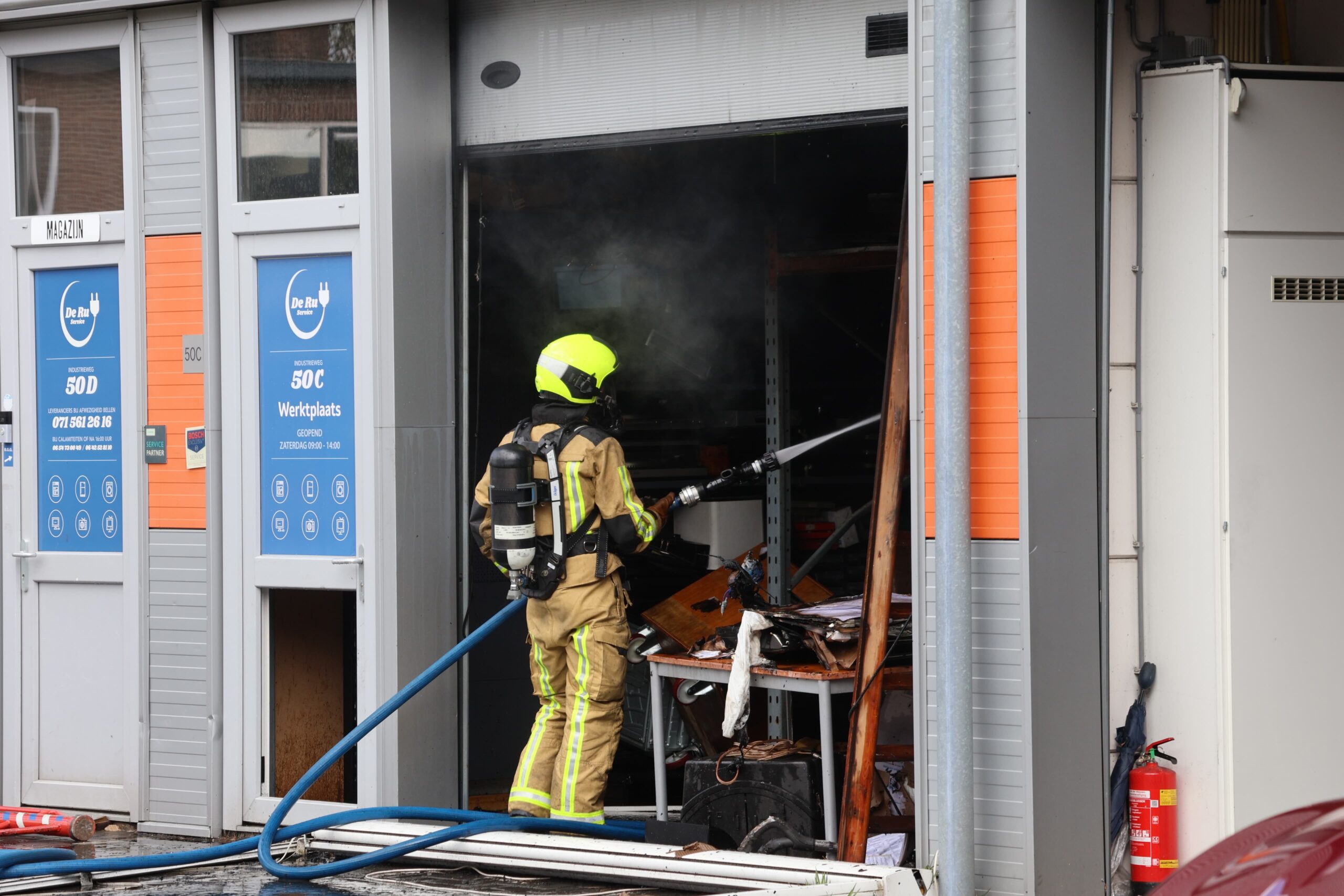 Grote brand in bedrijfsruimte aan de Industrieweg in Voorschoten