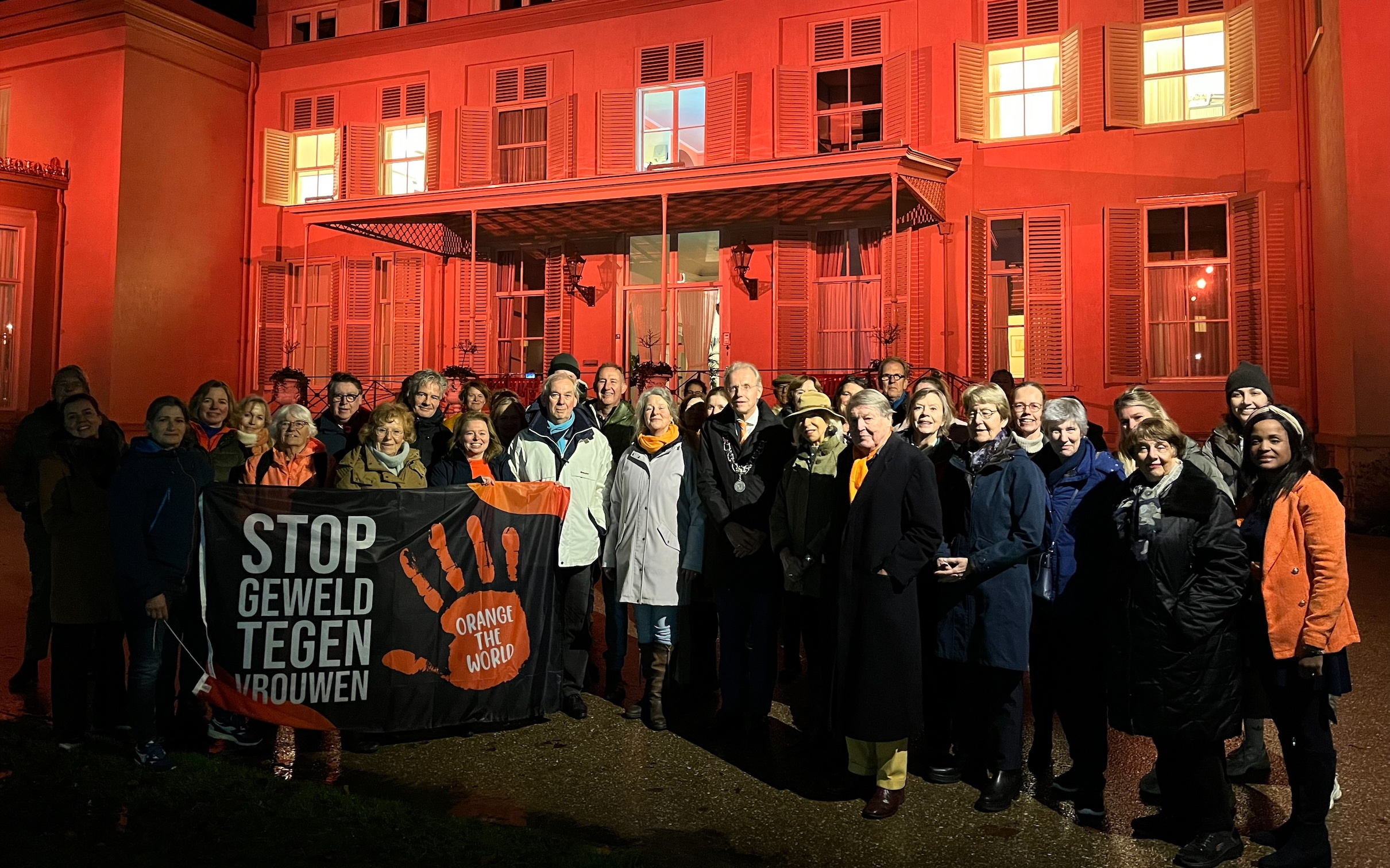 Ook in Wassenaar aandacht voor geweld tegen vrouwen; 'Orange the World' zet Raadhuis De Paauw in het