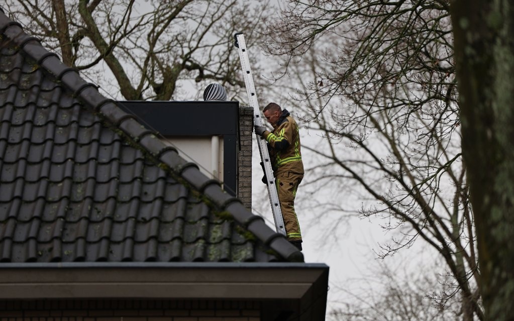 Schoorsteenbrand aan Van der Oudermeulenlaan snel onder controle