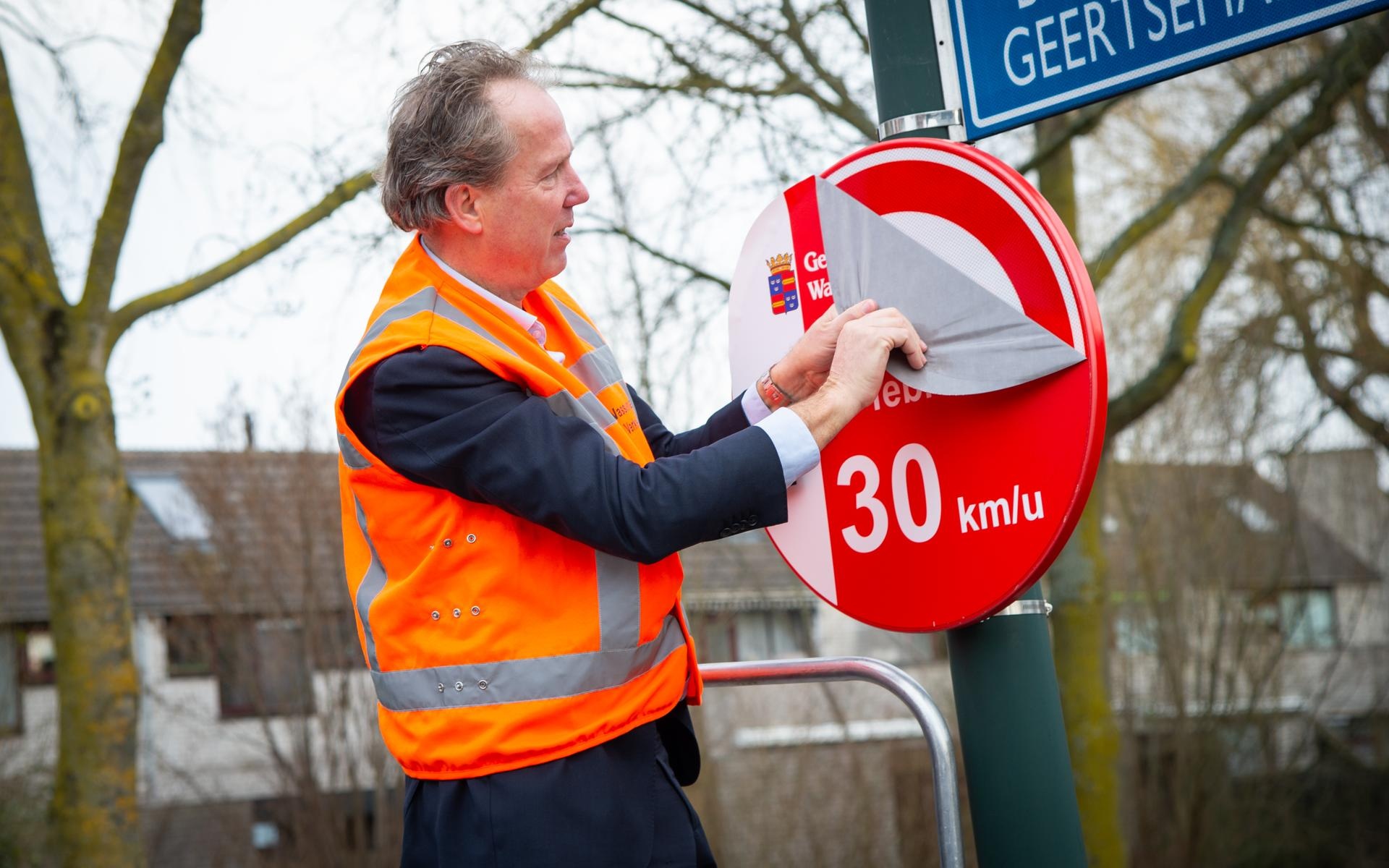 Nieuwe maximale snelheid 30km/u van kracht; wethouder Verkeer onthult nieuw verkeersbord