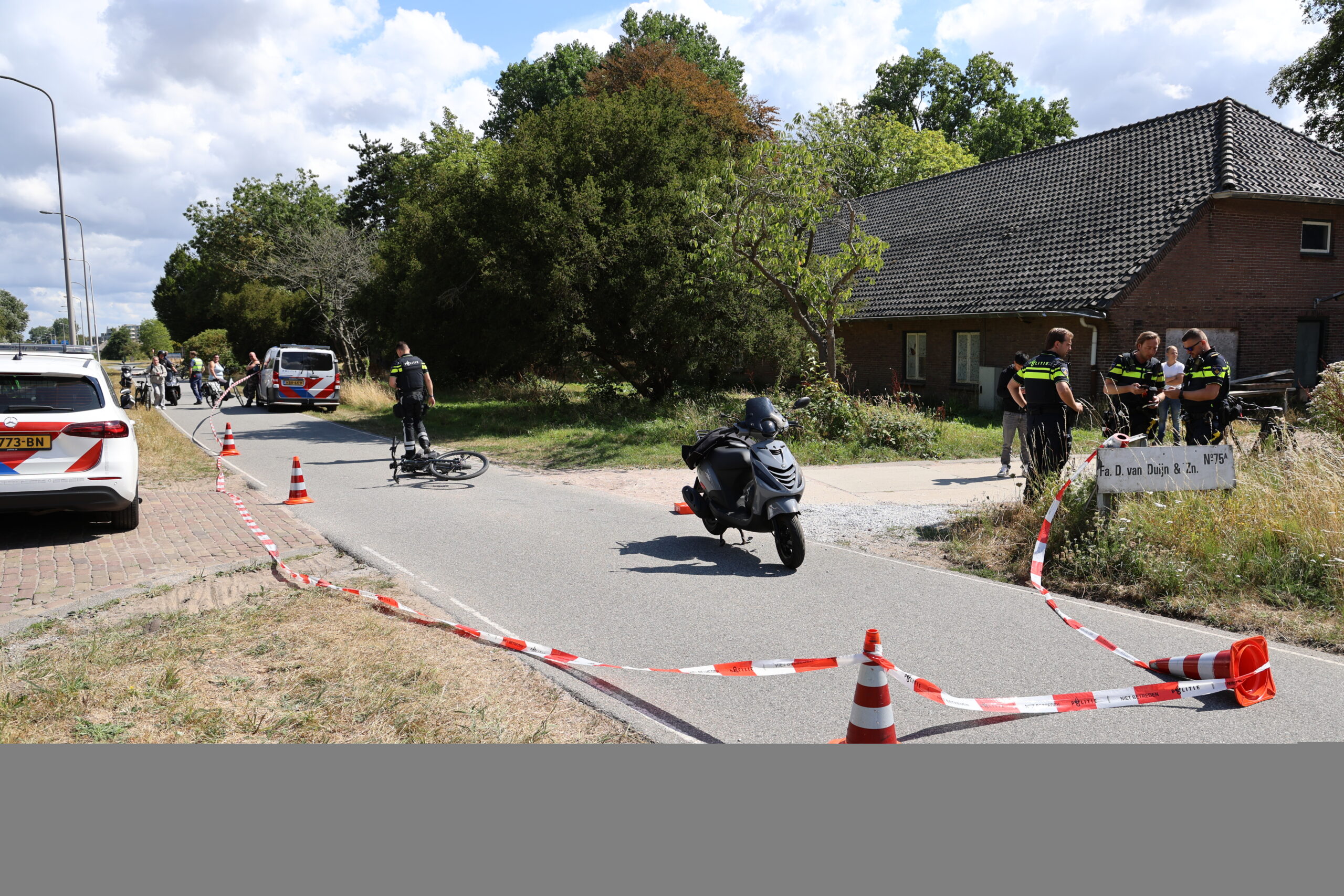 Fietser ernstig gewond na botsing met scooterrijder op N441 bij Katwijk